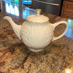 Lennox vintage Chic Ivory Teapot with Gold Trim